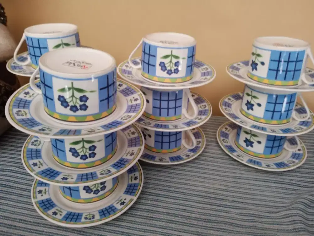 Satu lusin cangkir teh / kopi