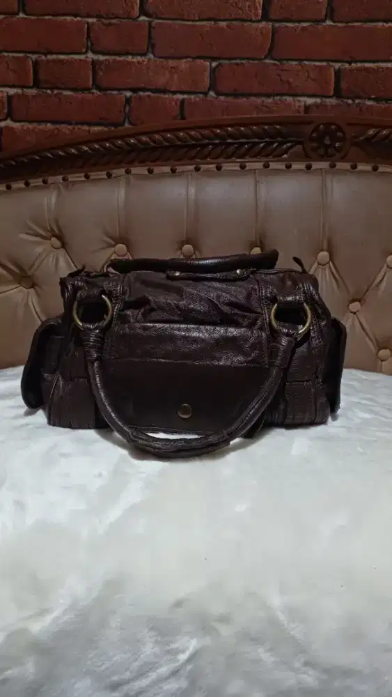 Tas kulit asli on & on original