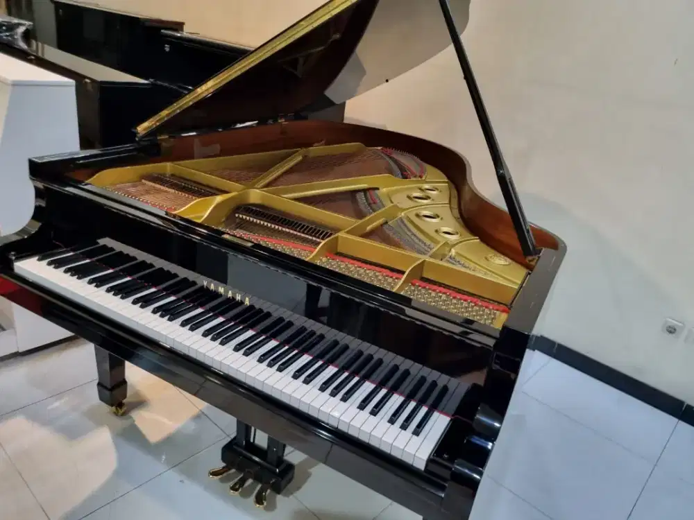 Grand piano yamaha C3A gold plate