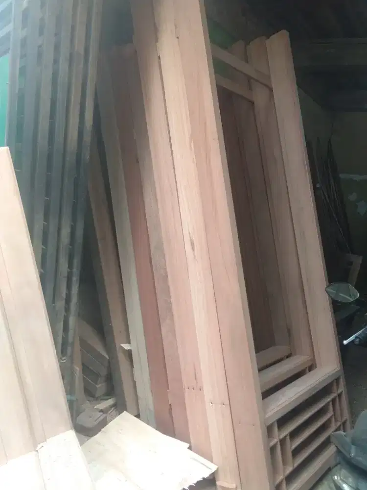 Kusen kayu meranti