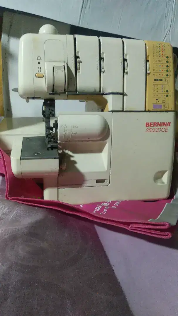 Mesin obras /neci 4 benang bernina 2500 DCE
