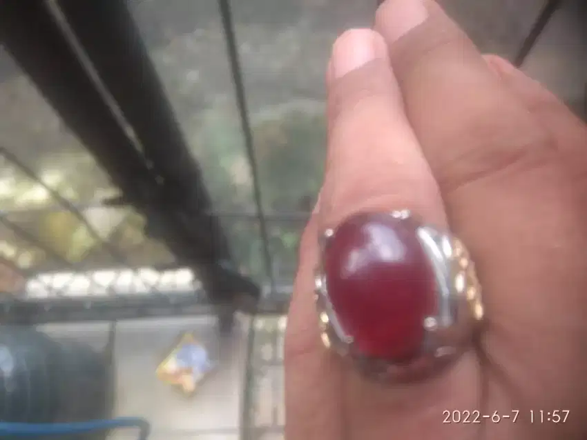 cincin warna merah