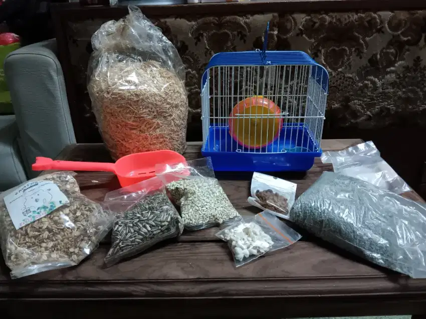 Paket kandang hamster. Kandang dan makanan dan perawatan