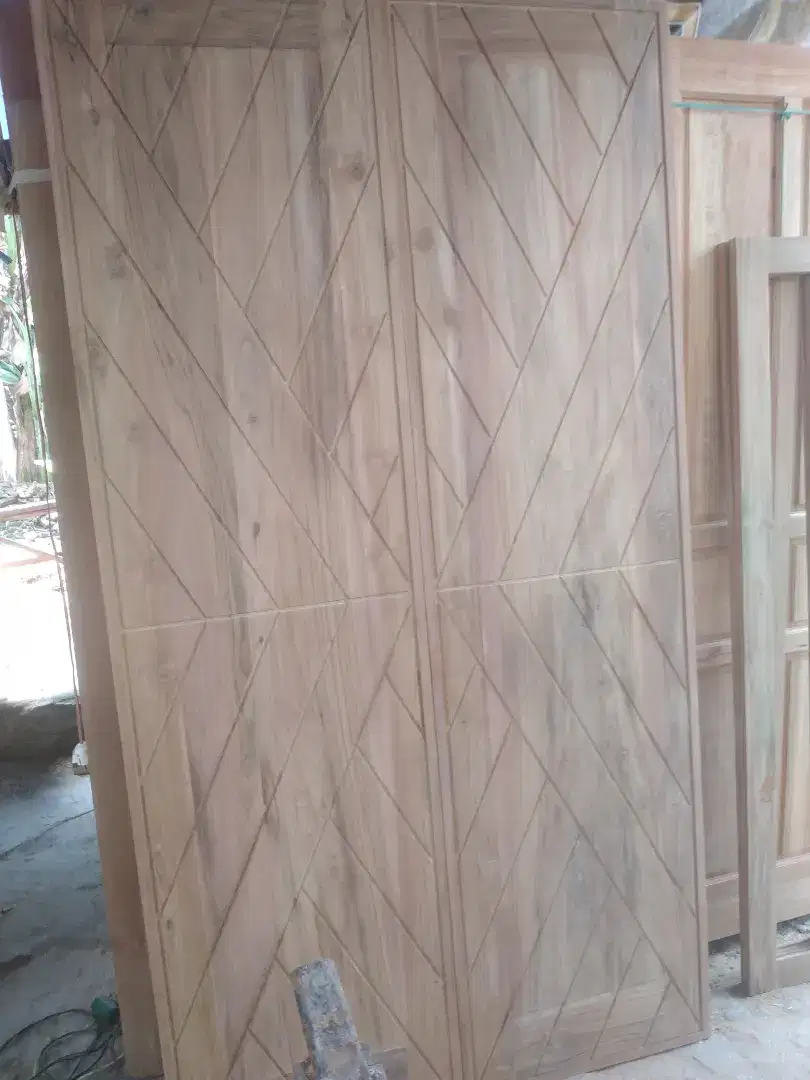 Menerima pesanan segala macam daun pintu, kusen