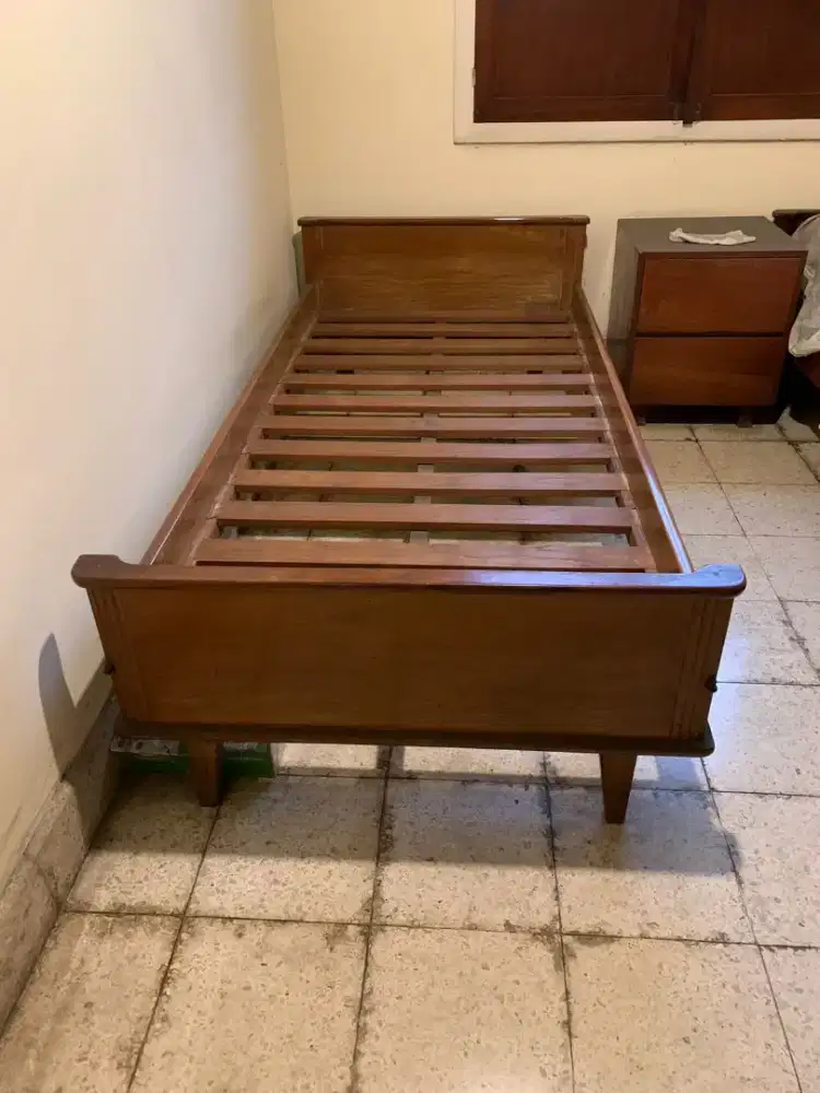 Tempat tidur single jati, kaki jengki
