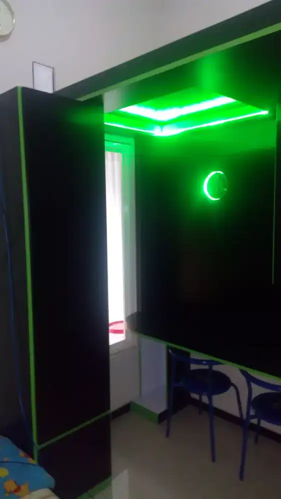 meja computer dan lemari buku