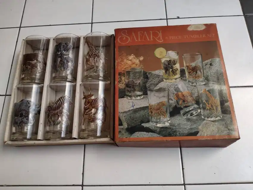 1 set koleksi Gelas Safari