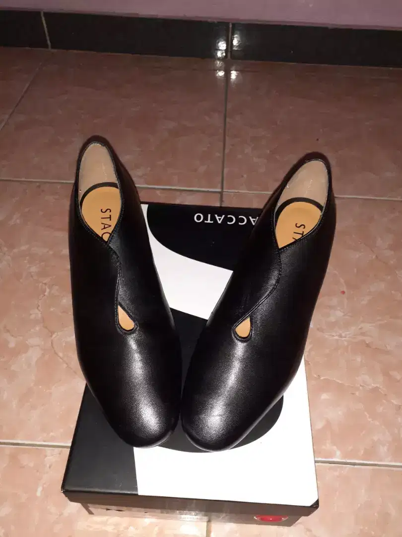 Sepatu Staccato
