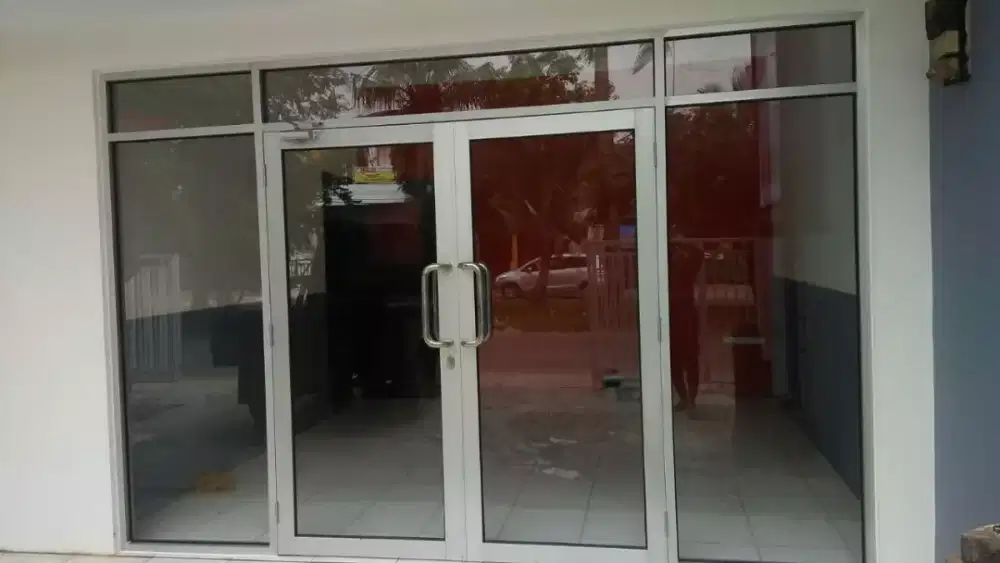 Pintu aluminium dan kaca