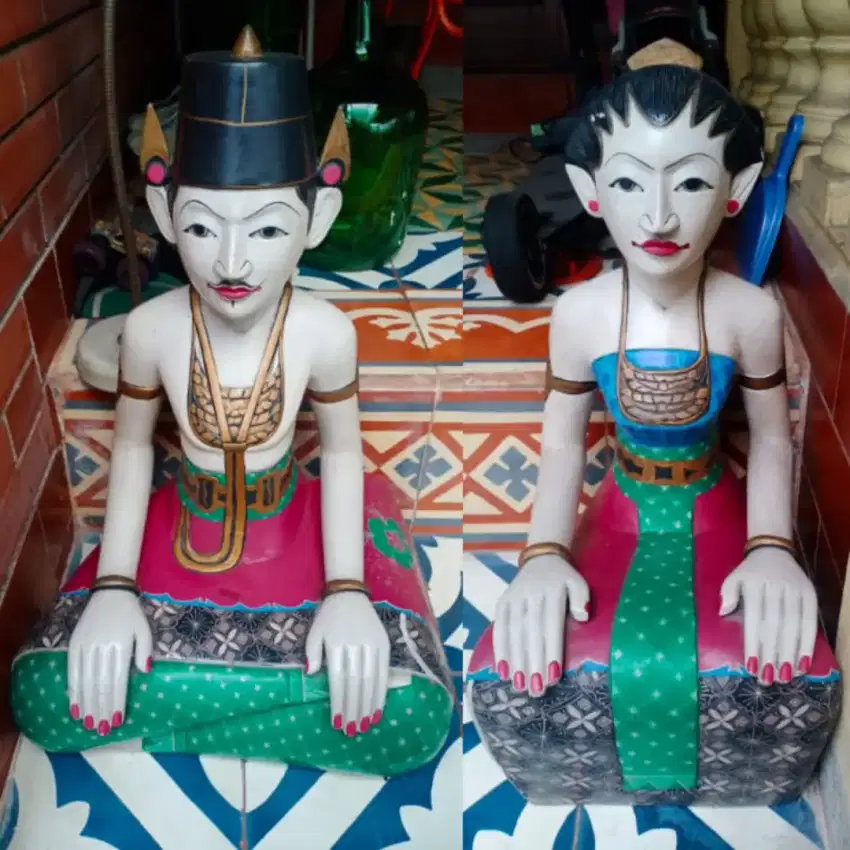 Sepasang patung besar kayu motif pengantin Loro Blonyo