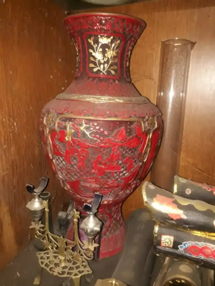 guci ada rellif ukir bahan dalamnya kuningan made in china lawas.