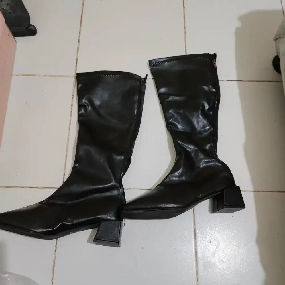 Sepatu boots sebetis