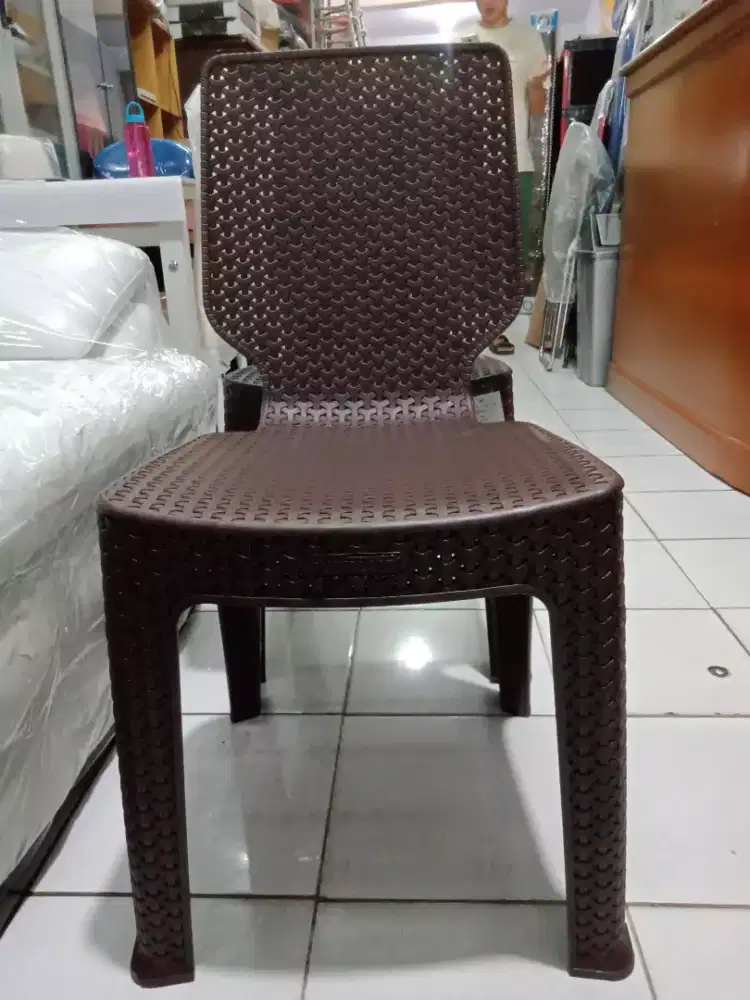 KURSI PLASTIK OLYMPLAST COKELAT TUA MINIMALIS