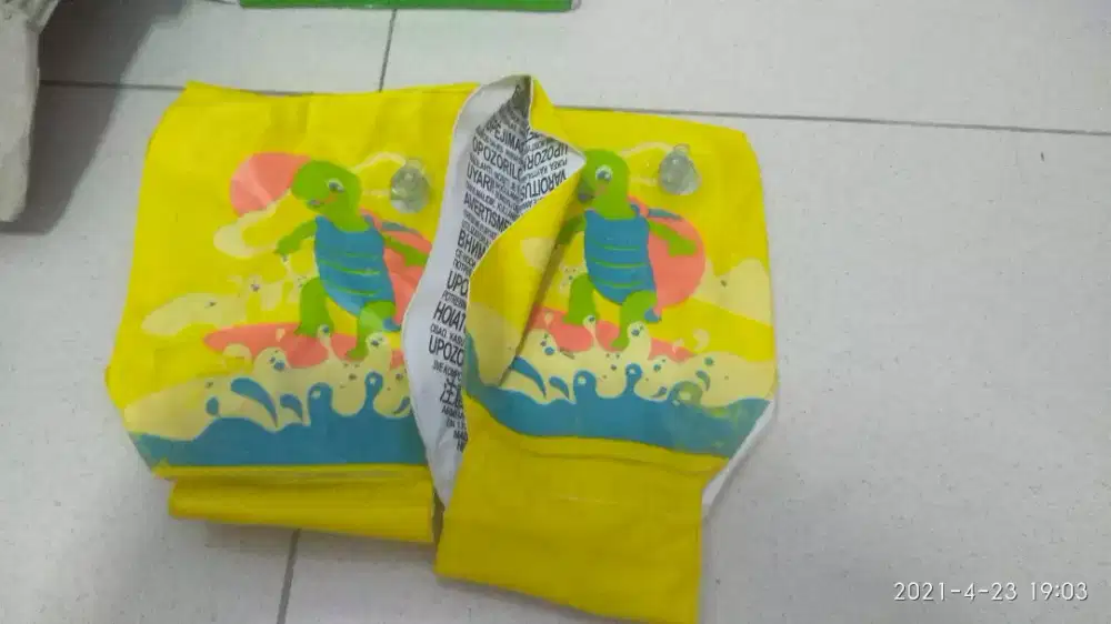 Pelampung tangan untuk berenang