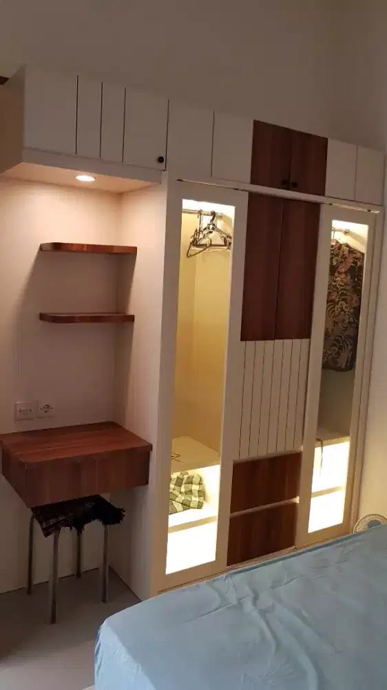 lemari baju dan meja rias