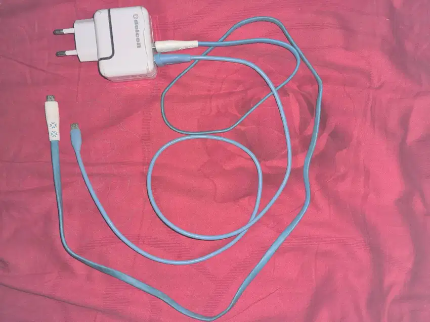 Dijual Charger second merk Delcell 2,2A dengan kabel microusb murah