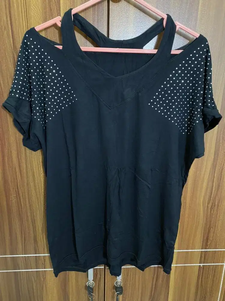 Kaos Hitam Off Shoulder