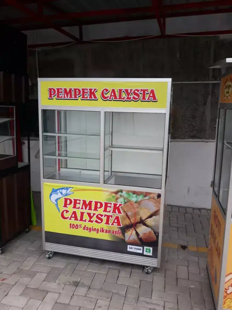 Etalase jualan gorengan tahu crispy empek empek ayam geprek batagor