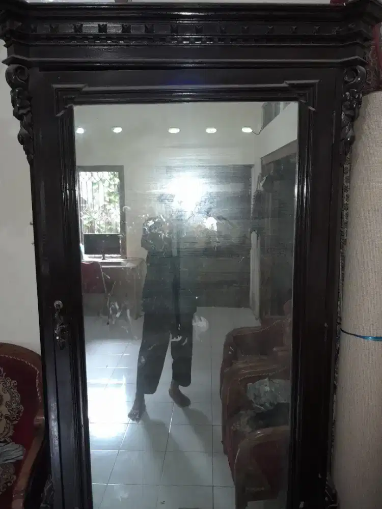 Lemari Antik Seisinya