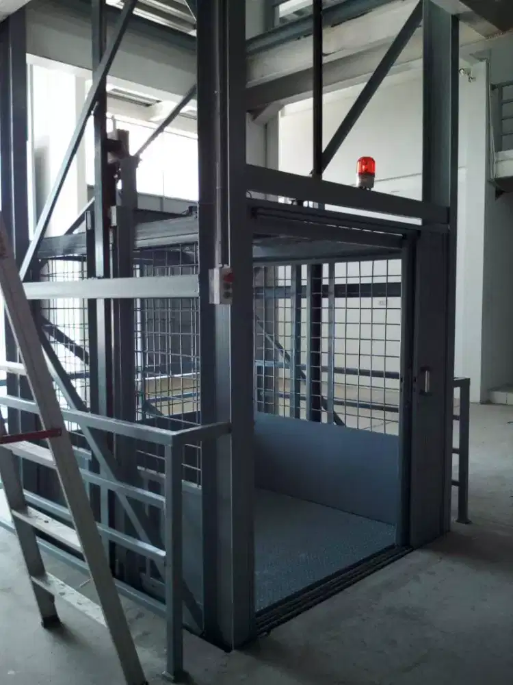 Lift cargo  / lift barang