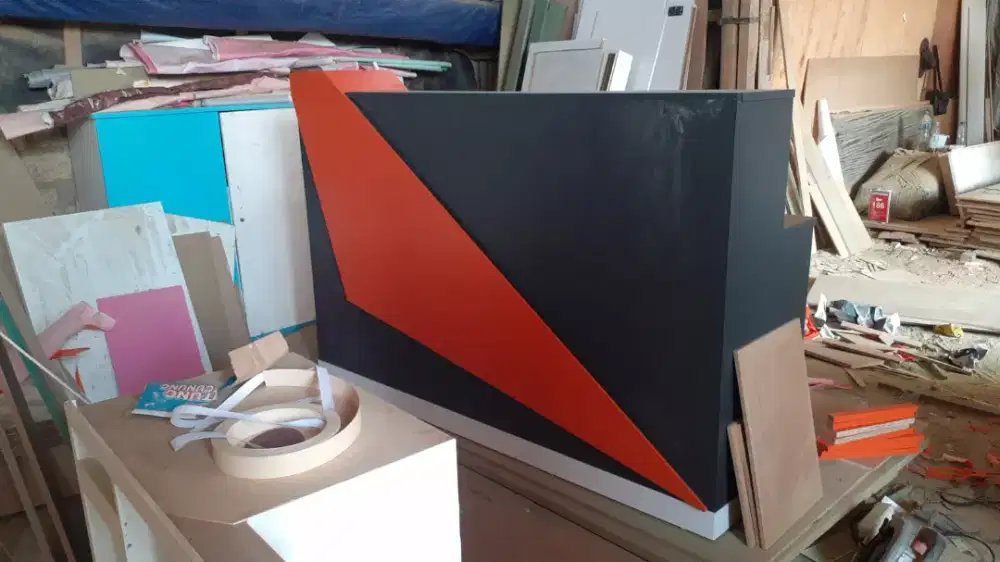 Meja repsionis custom lampu strip