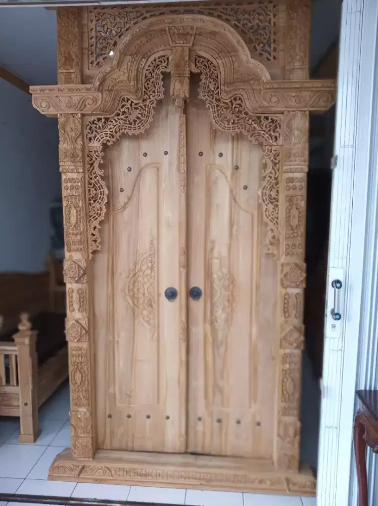 Gebyok ukir pintu rumah