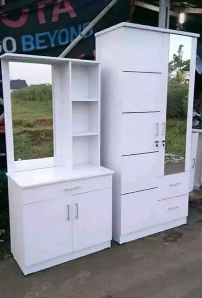 Lemari pakaian dan meja rias