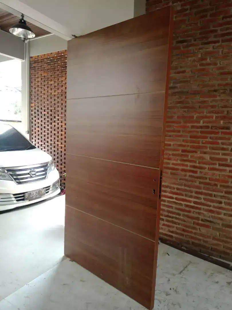 Pintu pivot HPL motif kayu dan solid, harga terpasang