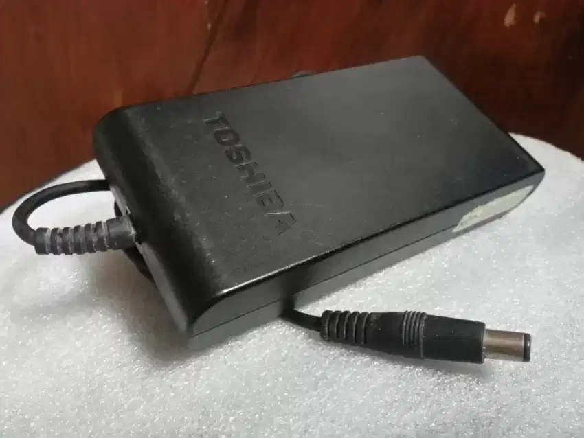 Toshiba AC Adaptor PA3083U-1ACA original