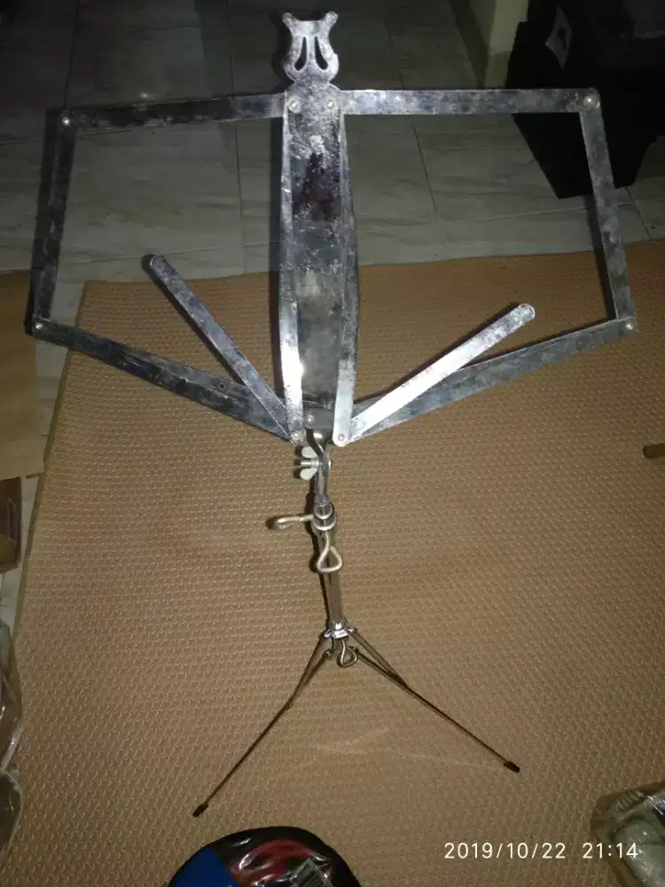 standing buat buku music