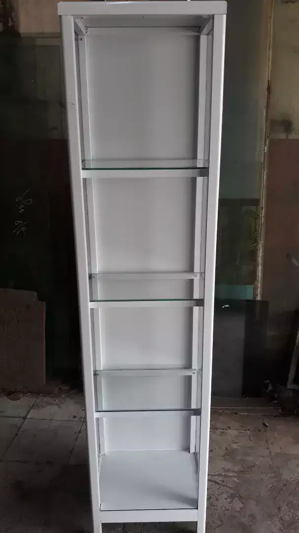 Lemari pajangan aluminium mungil