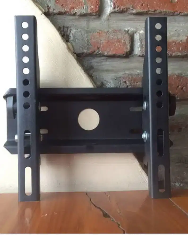 Pemasangan bracket tv