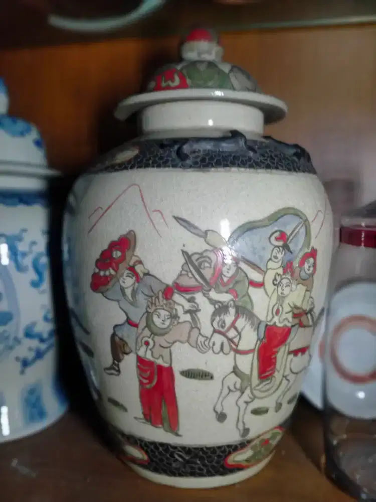 guci keramik dynasty pecah 1000 motif jendral perang .