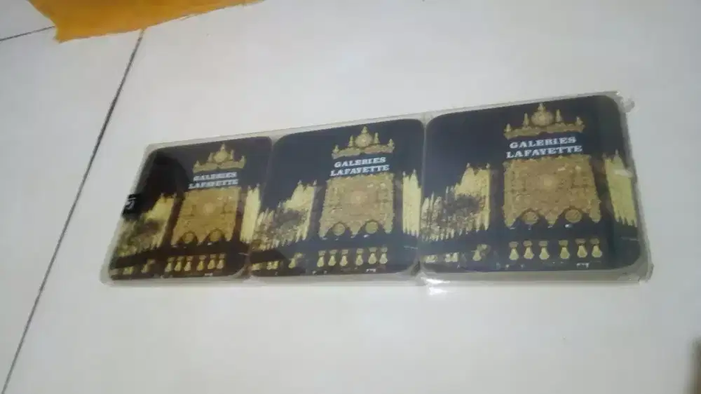 Tatakan gelas, bahan kayu, ada 6pcs, merk galeri lafayete, bisa nego