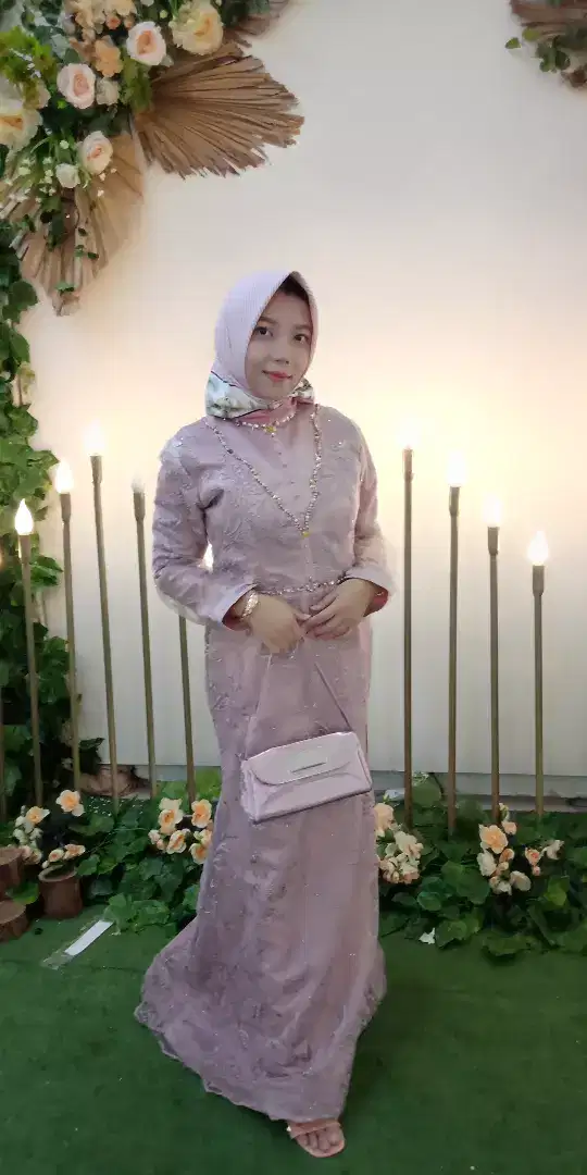 Aneka dress & kebaya modern kekinian.