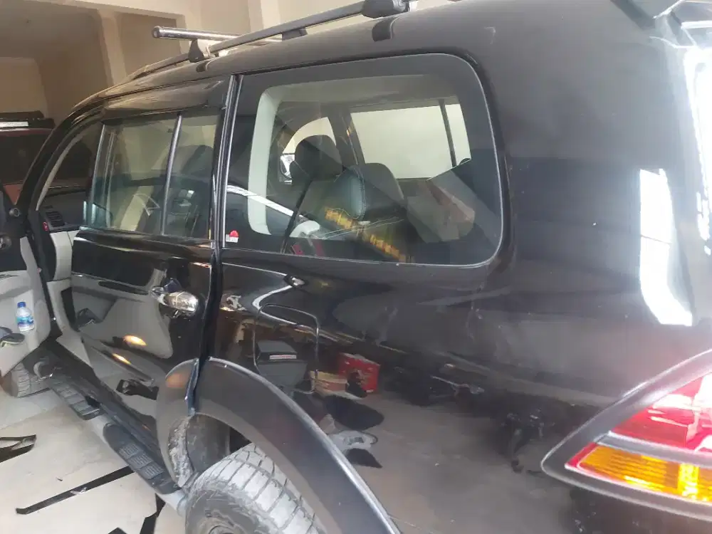 teknisi bongkar pasang kaca film mobil