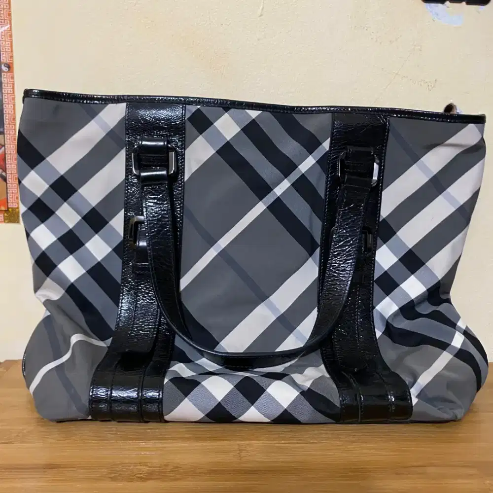 Tas burberry Burberry Victoria Black Check Nylon Medium Tote Bag