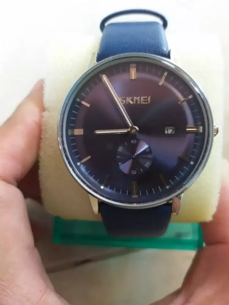 Jam tangan pria dgn warna biru