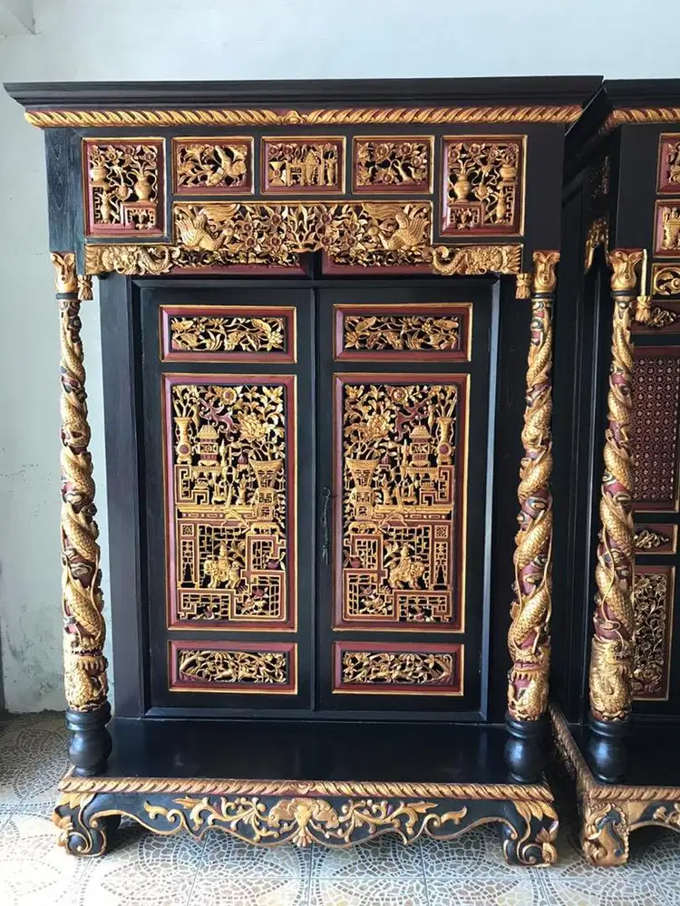 Dijual Lemari tiang Naga motif Dewa kayu Jati Tua