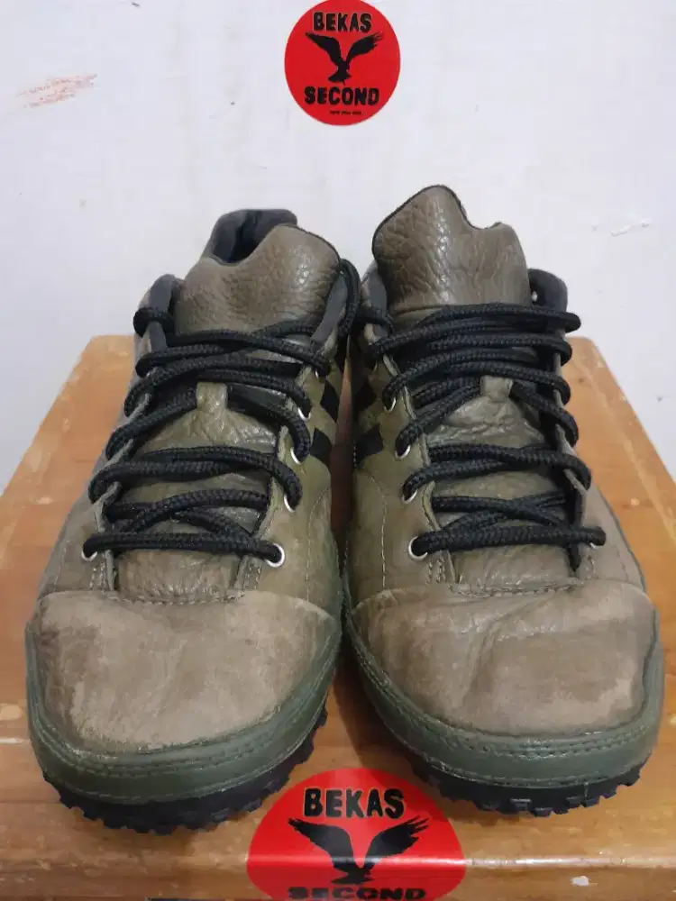 Sepatu adidas leather oudoor M17639