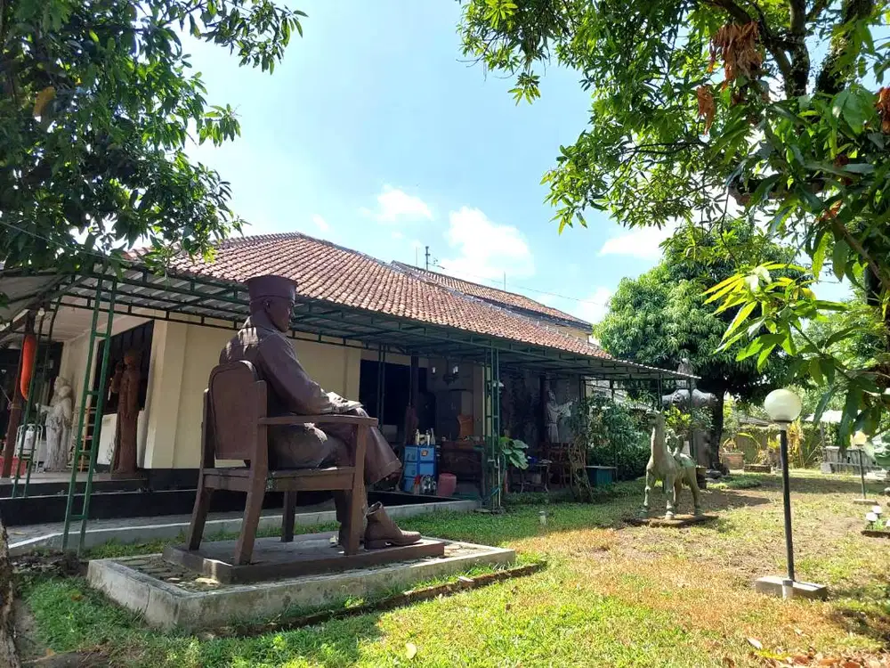 Rumah Klasik Halaman Luas di Jalan Kusumanegara