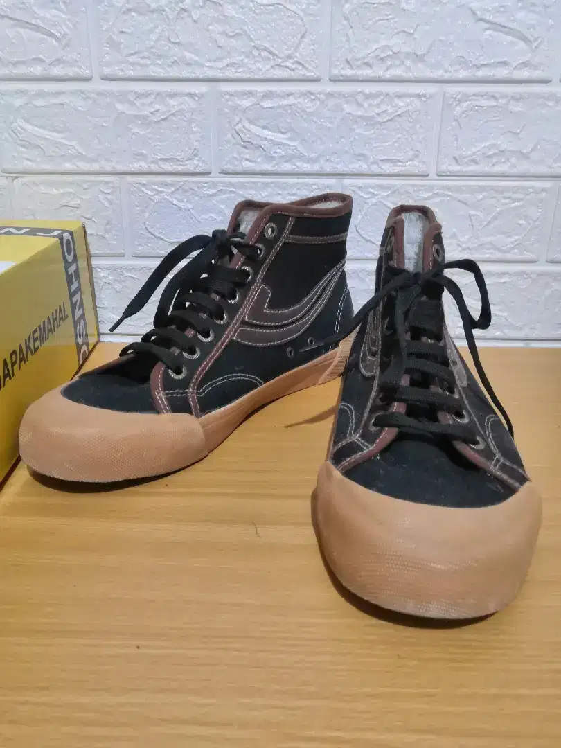 Sepatu Johnson High Black Brown