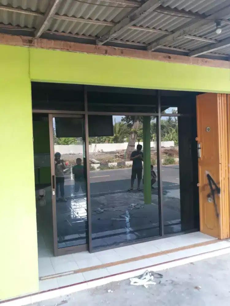 Partisi sekat ruangan kusen alumunium pintu jendela kaca lipat geser