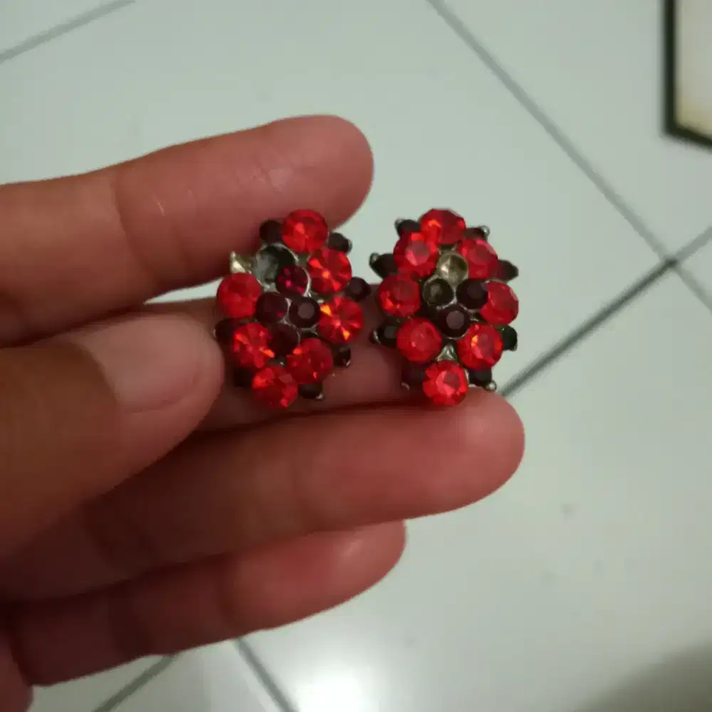 Anting Jepit Merah