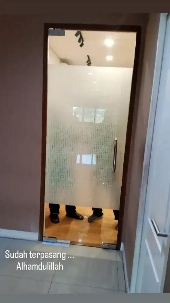 Pintu kaca tempered