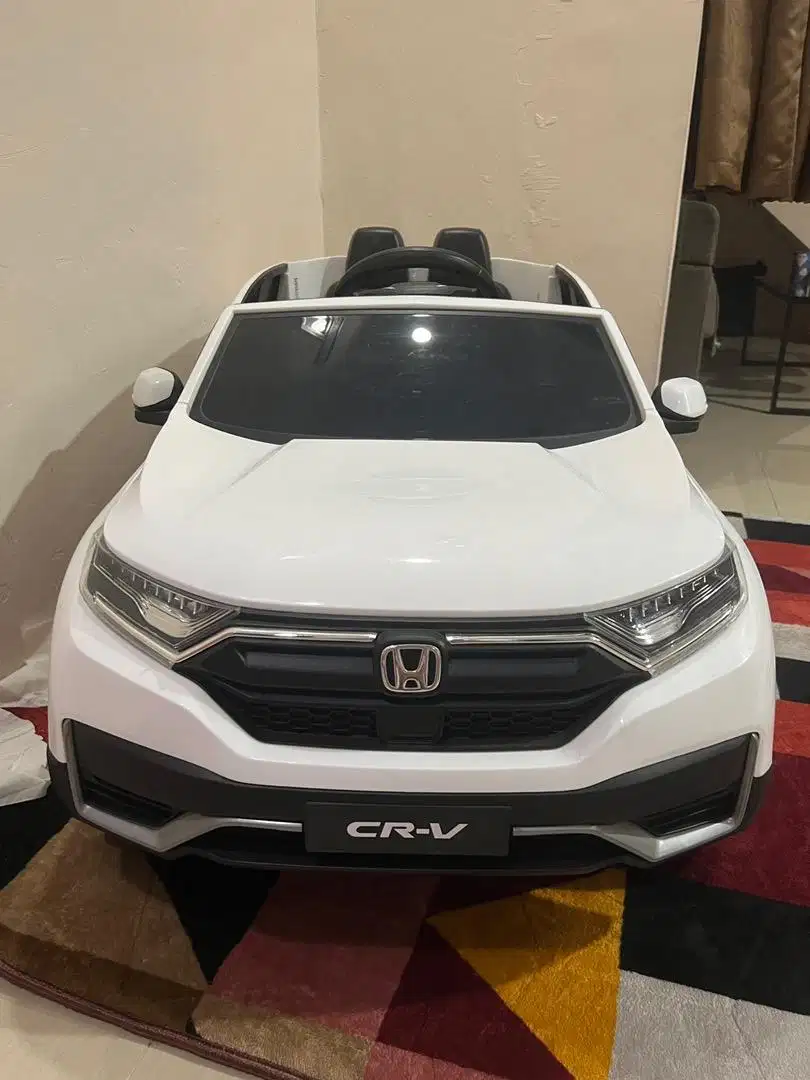 Mobil mobilan anak CRV putih