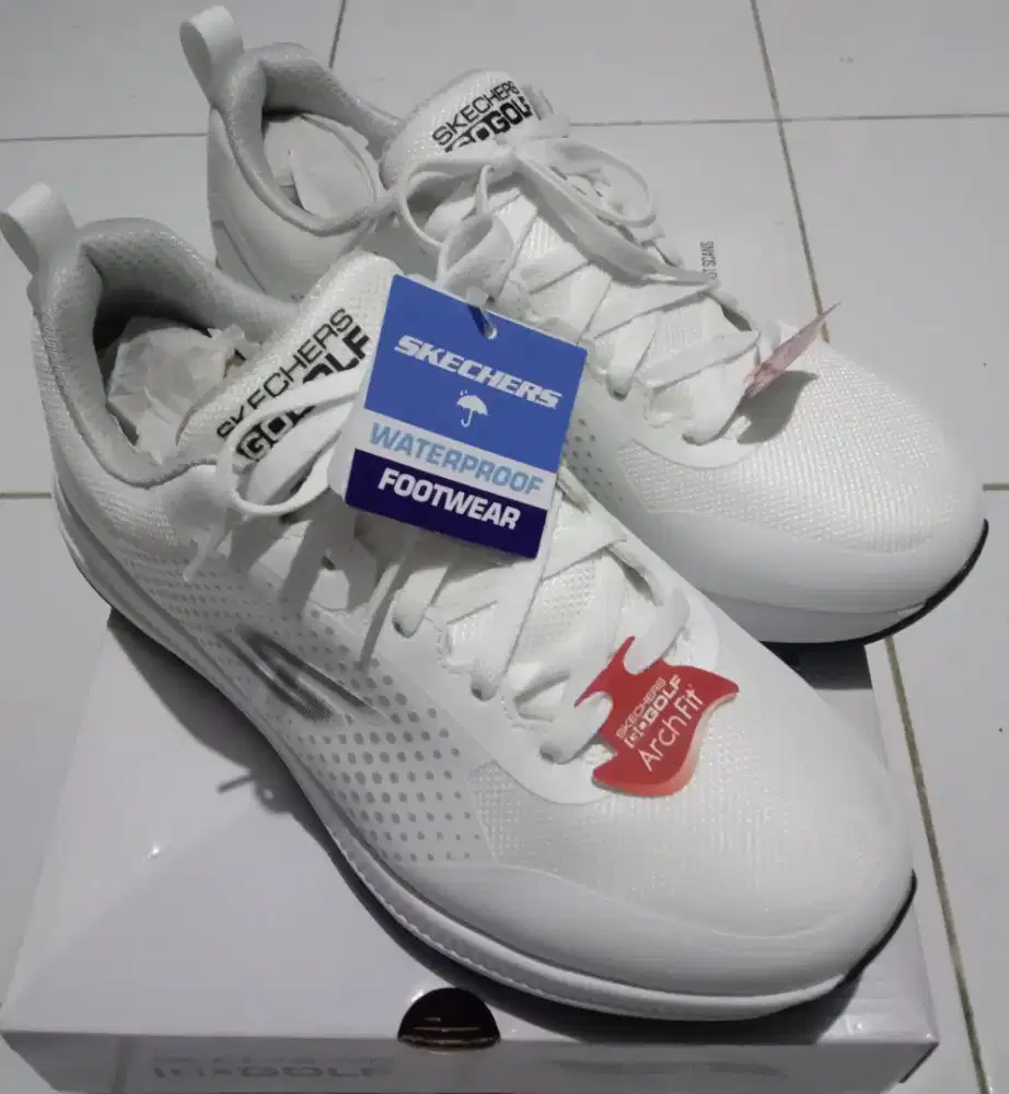 Sepatu deals golf skechers