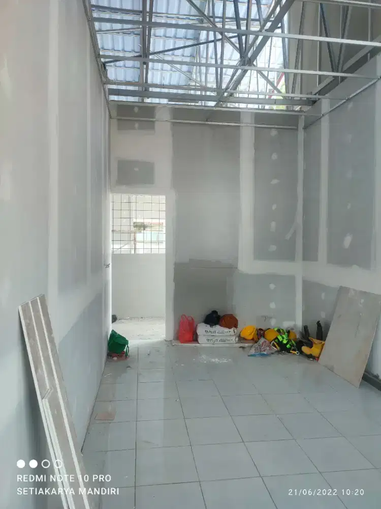 Partisi Plafon Gypsum plus cat putih Terpasang