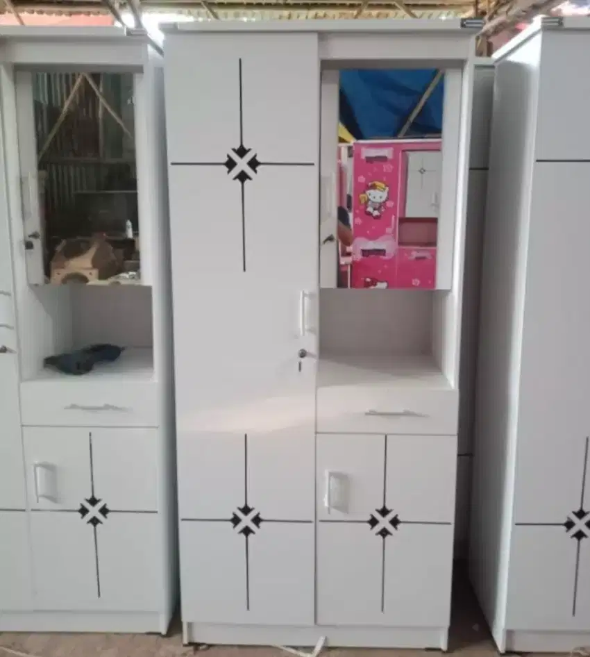 Lemari pakaian plus tempat makeup