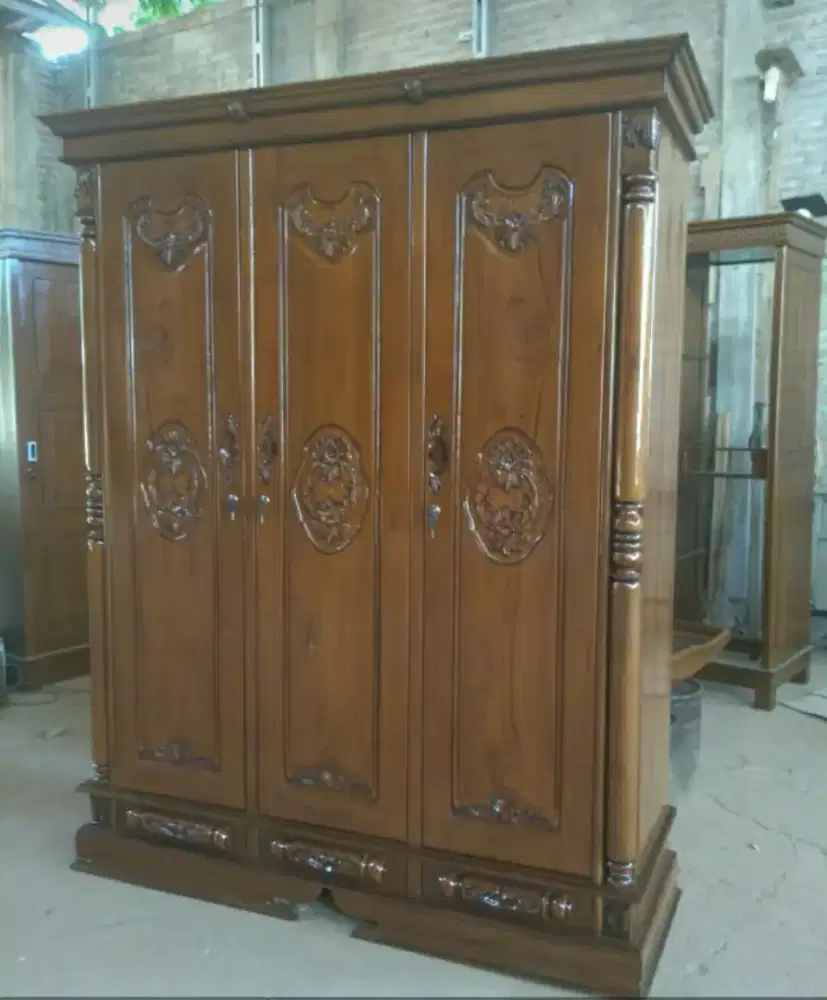 Lemari jati 3 pintu model peluru